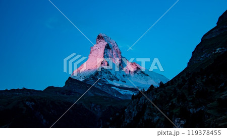 ツェルマットから モルゲンロートに染まる夜明け前のマッターホルン ツェルマットから モルゲンロートに染まる夜明け前のマッターホルン 119378455