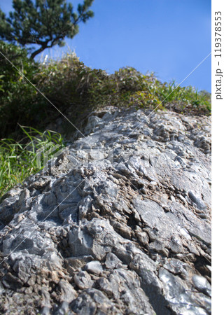 大分県姫島の地表に露呈する黒曜石の断崖 大分県姫島の地表に露呈する黒曜石の断崖 119378553