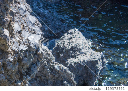 大分県姫島の地表に露呈する黒曜石の断崖 大分県姫島の地表に露呈する黒曜石の断崖 119378561