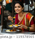 笑顔で食事をする美しいインド人女性 119378565