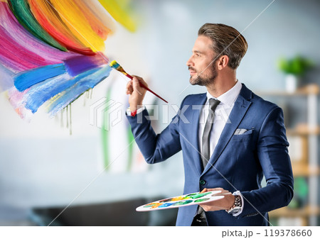 カラフルな絵の具と自由な発想のビジネスマン 119378660