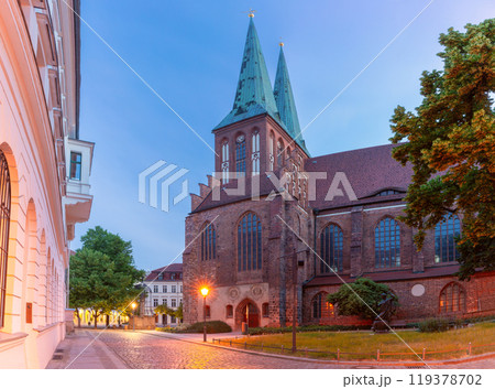 St. Nicholas Church in the historic Nikolaiviertel district, Berlin, Germany 119378702