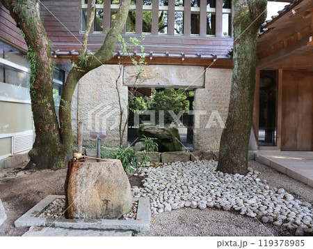 熱田神宮、ガラス窓のある庭の風景 119378985