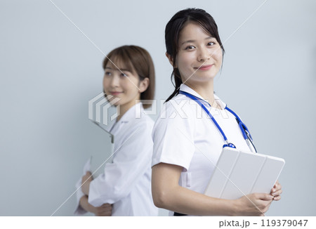 医療従事者の女性 119379047