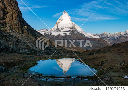 リッフェルゼーに映る逆さマッターホルン　スイス　ツェルマット 119379058