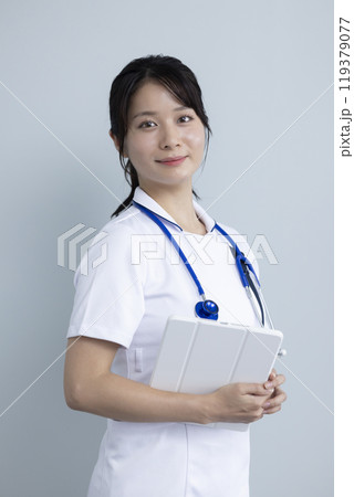 医療従事者の女性 119379077