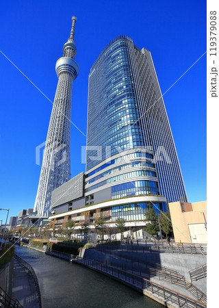 【東京都】快晴の東京スカイツリーとイーストタワー(東京ソラマチ) 【東京都】快晴の東京スカイツリーとイーストタワー(東京ソラマチ) 119379088