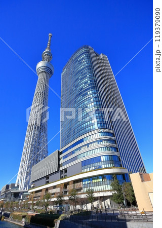 【東京都】快晴の東京スカイツリーとイーストタワー（東京ソラマチ） 119379090