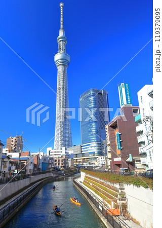 【東京都】快晴の東京スカイツリーとイーストタワー（東京ソラマチ） 119379095