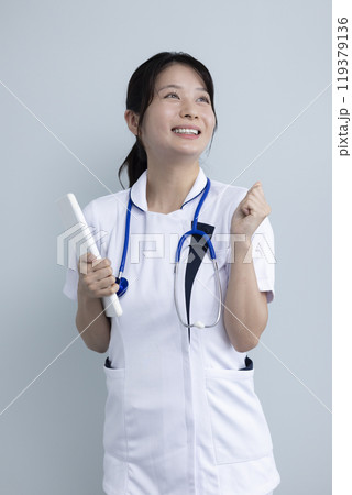 医療従事者の女性 119379136