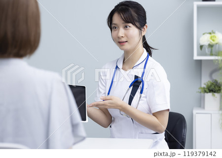 医療従事者の女性と患者 医療従事者の女性と患者 119379142