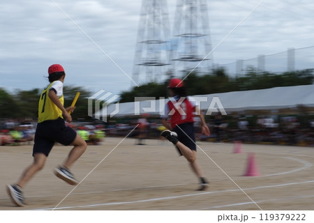 小学校の運動会のリレー 小学校の運動会のリレー 119379222