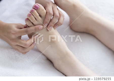 足裏マッサージを受ける女性 足裏マッサージを受ける女性 119379255