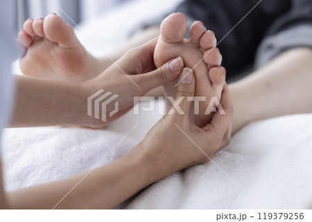 足裏マッサージを受ける女性 足裏マッサージを受ける女性 119379256