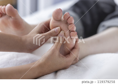 足裏マッサージを受ける女性 足裏マッサージを受ける女性 119379258