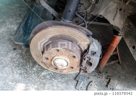 Check and maintain car front disc brakes. 119379342