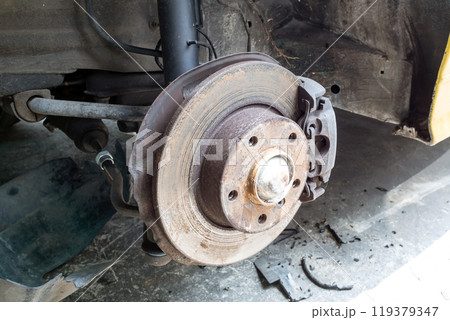 Check and maintain car front disc brakes. 119379347