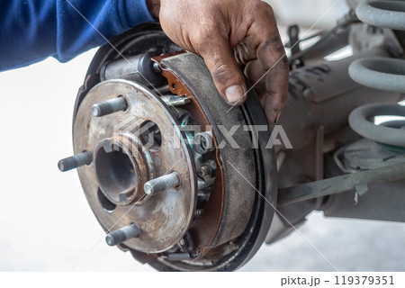 Check and change car brake pads so they are ready to use to reduce accidents. Check and change car brake pads so they are ready to use to reduce accidents. 119379351
