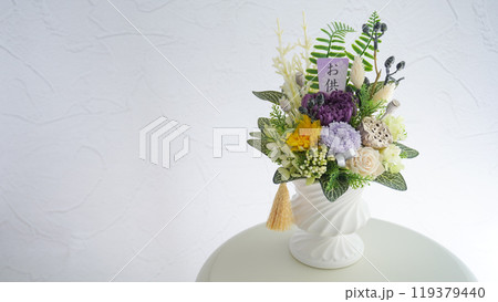 仏花のフラワーアレンジメント 119379440