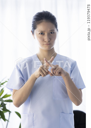 医療従事者の女性 119379478
