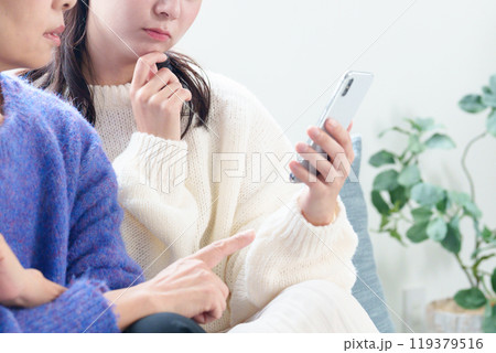 スマートフォンのトラブル　おばあちゃんと孫 119379516