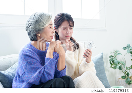 スマートフォンのトラブル　おばあちゃんと孫 119379518