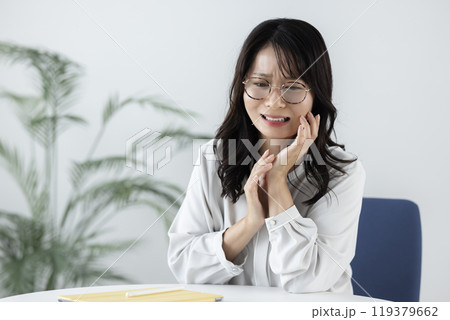 困った表情のビジネスウーマン 119379662