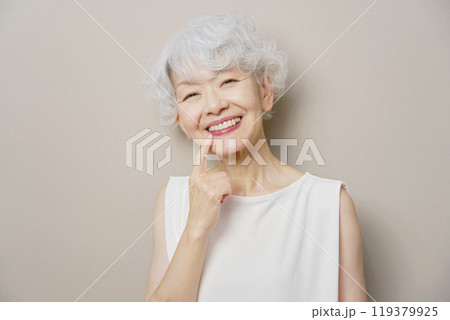 歯を指差すシニア女性 119379925