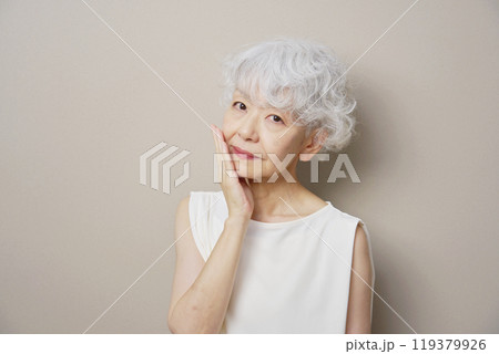 スキンケア　フェイシャルケアイメージ　シニア女性 119379926