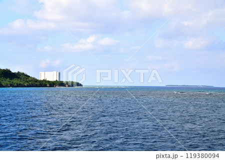 瀬底島／瀬底ビーチ周辺、水納島方面を望む(沖縄県本部町)【2024.10】 119380094