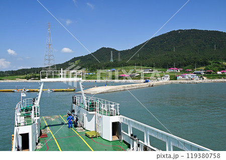 【韓国/全羅南道】新安郡1004の島々・梅花島に着岸するフェリー 119380758