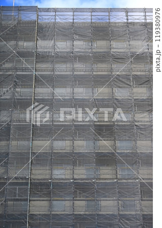 メッシュシートの張られた外部足場(建築工事) メッシュシートの張られた外部足場(建築工事) 119380976