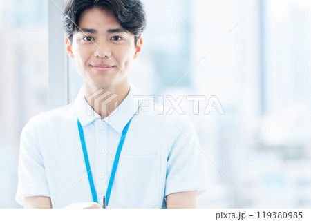 介護スタッフの男性 介護スタッフの男性 119380985