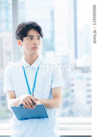 介護スタッフの男性 119380986