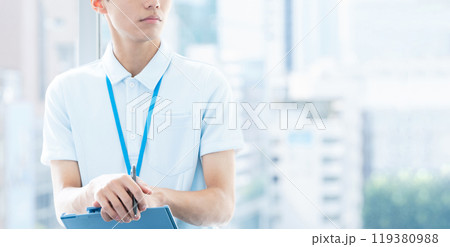 介護スタッフの男性 119380988
