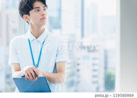 介護スタッフの男性 119380989