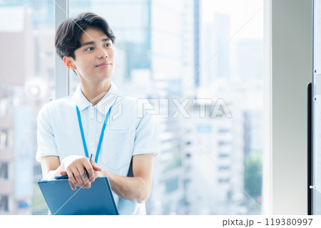 介護スタッフの男性 介護スタッフの男性 119380997