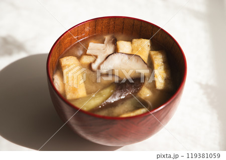 椎茸と茄子と油揚げのお味噌汁 椎茸と茄子と油揚げのお味噌汁 119381059