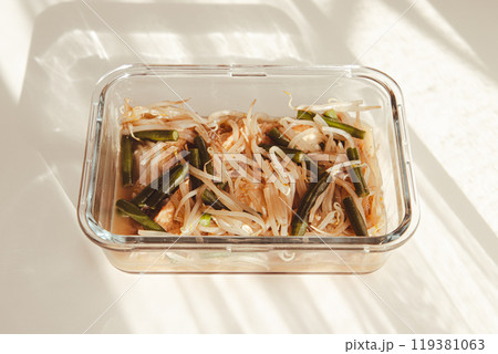 もやしと厚揚げといんげん豆の煮物の家庭料理の定番の作り置き 119381063