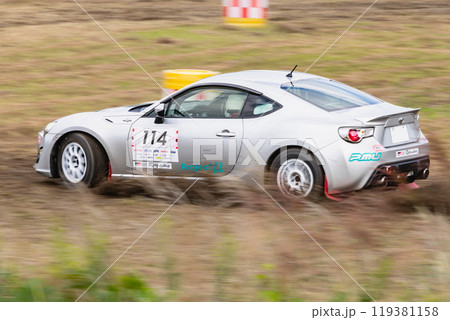 自動車レースラリーカーSSのタイムアタック 119381158