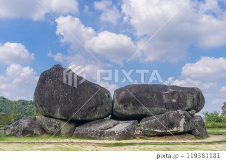 秋晴れの青空に映える石舞台古墳 秋晴れの青空に映える石舞台古墳 119381181