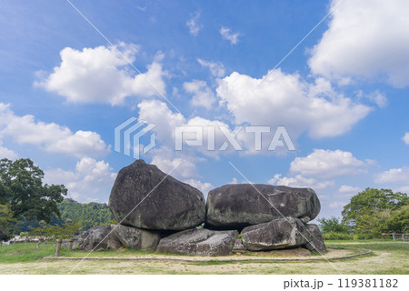秋晴れの青空に映える石舞台古墳 秋晴れの青空に映える石舞台古墳 119381182