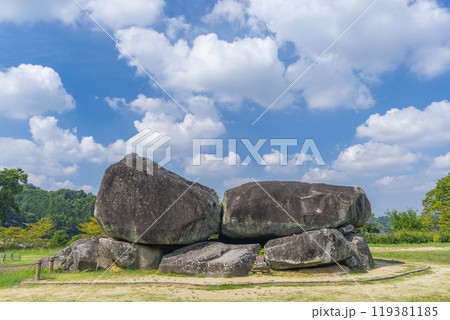 秋晴れの青空に映える石舞台古墳 119381185
