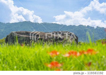 秋晴れの青空に映える石舞台古墳と彼岸花 秋晴れの青空に映える石舞台古墳と彼岸花 119381192