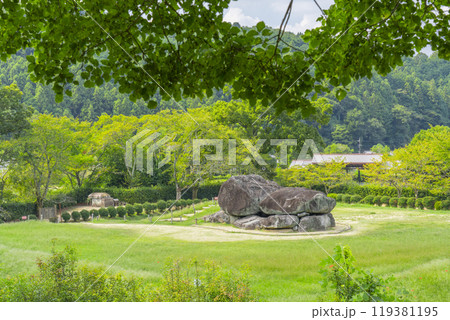 秋晴れの青空に映える石舞台古墳 119381195