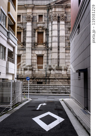 洋風の建物の路地裏の風景 洋風の建物の路地裏の風景 119381229