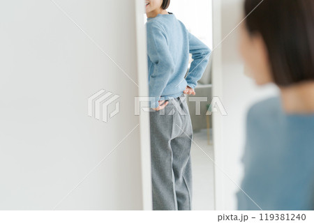 鏡を見て身支度を整える女性 鏡を見て身支度を整える女性 119381240