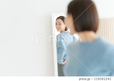 鏡を見て身支度を整える女性 鏡を見て身支度を整える女性 119381241
