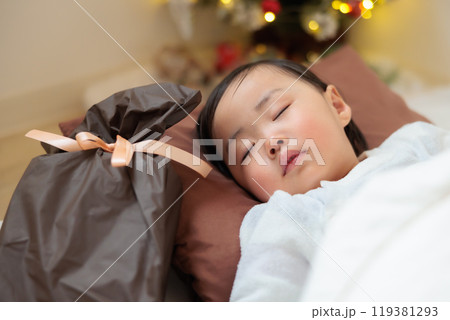 クリスマス　寝かしつけられた1歳児 119381293