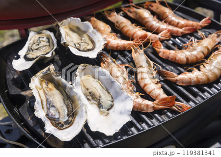 ガスグリルで焼いた岩ガキとエビ　バーベキューイメージ 119381341